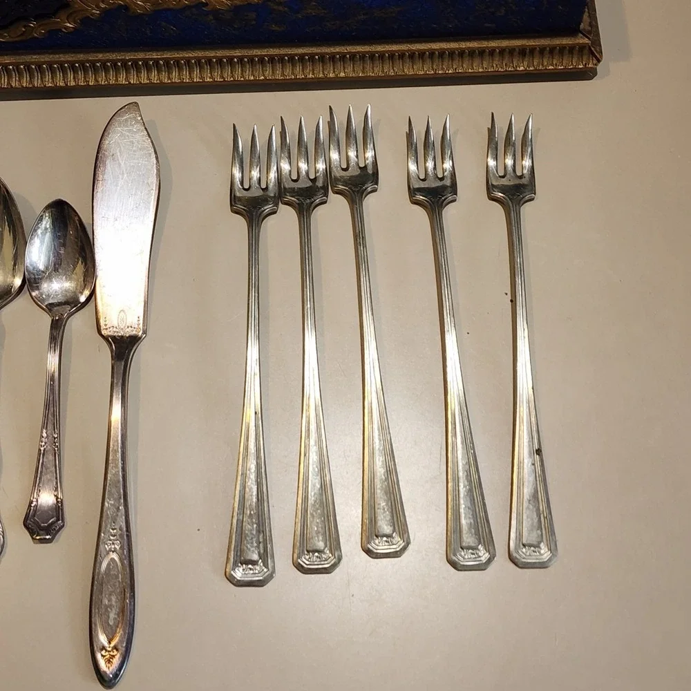 Vtg Oneida Community Plate Adam Silverplate 61 pc Silverware Set W/ Case 1950s